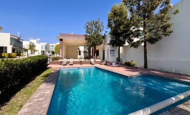 CASA EN RENTA EL REFUGIO! 3 RECÁMARAS, ESTUDIO, JARDÍN, AMENIDADES!