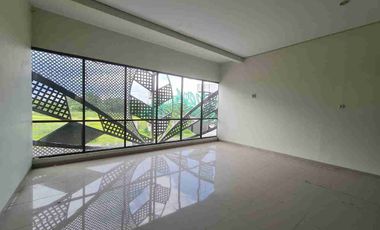 Dijual Ruko strategis jalan adi sumarmo kartasura, Kompleks Ruko, Parkiran Luas Cocok Untuk Investasi Usaha.