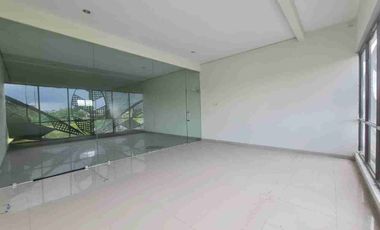 Dijual Ruko strategis jalan adi sumarmo kartasura, Kompleks Ruko, Parkiran Luas Cocok Untuk Investasi Usaha.