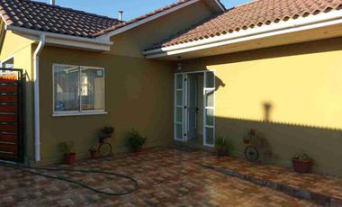 🏠🌟 ¡Increíble oportunidad en Quillota! 🌟 Te presentamos una encantadora casa en esquina ubicada en Villa Manantiales - Sendero Quillota. 🏡