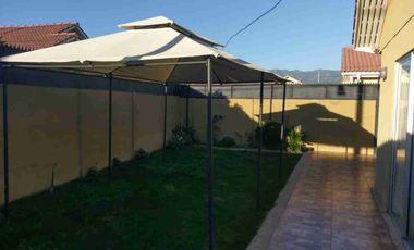 🏠🌟 ¡Increíble oportunidad en Quillota! 🌟 Te presentamos una encantadora casa en esquina ubicada en Villa Manantiales - Sendero Quillota. 🏡