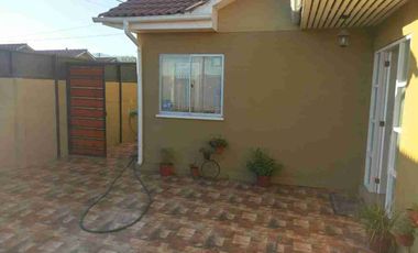 🏠🌟 ¡Increíble oportunidad en Quillota! 🌟 Te presentamos una encantadora casa en esquina ubicada en Villa Manantiales - Sendero Quillota. 🏡