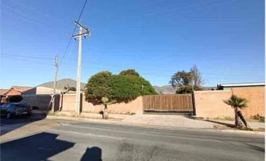 Se vende casa con gran terreno, potencial uso comercial.