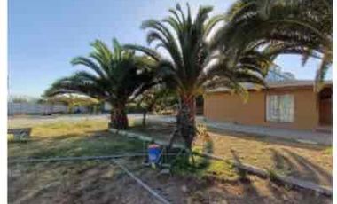 Se vende casa con gran terreno, potencial uso comercial.