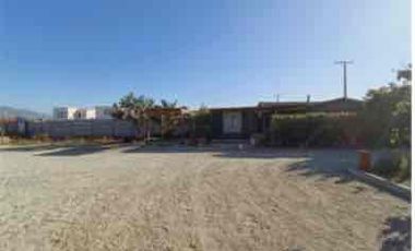 Se vende casa con gran terreno, potencial uso comercial.