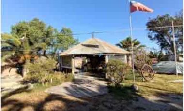 Se vende casa con gran terreno, potencial uso comercial.