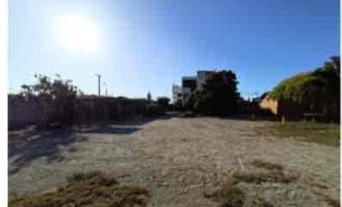 Se vende casa con gran terreno, potencial uso comercial.