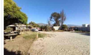 Se vende casa con gran terreno, potencial uso comercial.