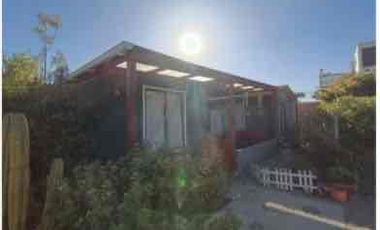 Se vende casa con gran terreno, potencial uso comercial.