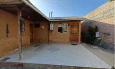 Se vende casa con gran terreno, potencial uso comercial.