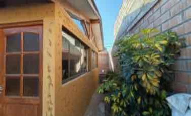 Se vende casa con gran terreno, potencial uso comercial.