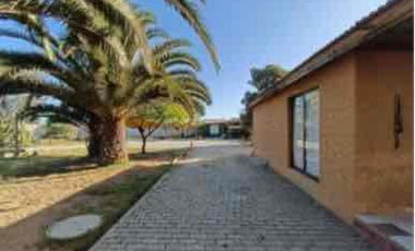 Se vende casa con gran terreno, potencial uso comercial.