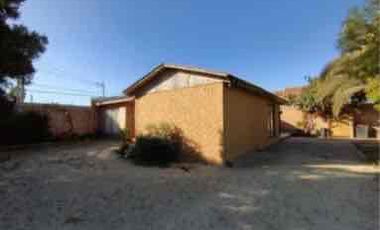 Se vende casa con gran terreno, potencial uso comercial.