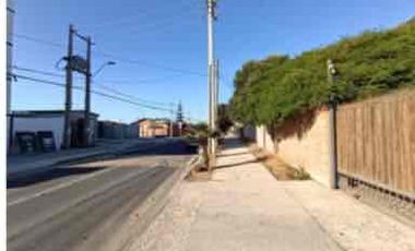 Se vende casa con gran terreno, potencial uso comercial.