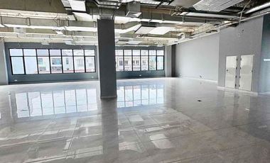 Gedung perkantoran di lokasi strategis di jalan raya panjang Jakarta Barat