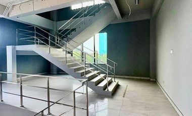 Gedung perkantoran di lokasi strategis di jalan raya panjang Jakarta Barat