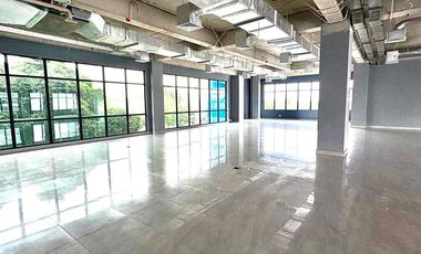 Gedung perkantoran di lokasi strategis di jalan raya panjang Jakarta Barat