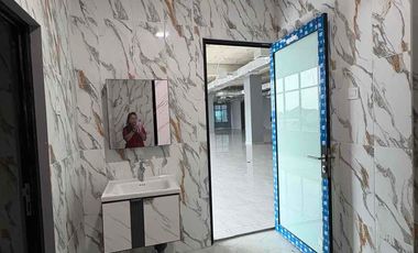 Gedung perkantoran di lokasi strategis di jalan raya panjang Jakarta Barat