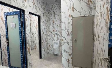 Gedung perkantoran di lokasi strategis di jalan raya panjang Jakarta Barat