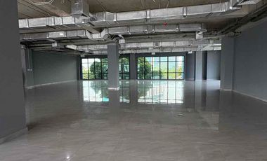 Gedung perkantoran di lokasi strategis di jalan raya panjang Jakarta Barat