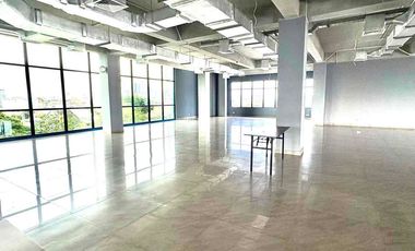 Gedung perkantoran di lokasi strategis di jalan raya panjang Jakarta Barat