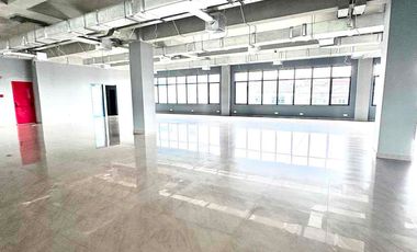 Gedung perkantoran di lokasi strategis di jalan raya panjang Jakarta Barat