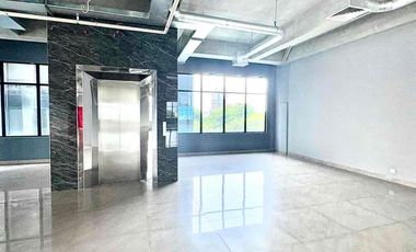 Gedung perkantoran di lokasi strategis di jalan raya panjang Jakarta Barat