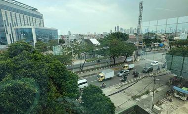 Gedung perkantoran di lokasi strategis di jalan raya panjang Jakarta Barat