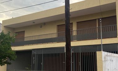 BAJO EL PRECIO!! SE VENDE HERMOSA CASA+DPTO+ESTUDIO EN B° P.VELEZ SARSFIELD-