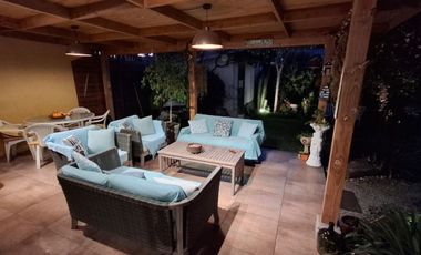 Inigualable casa con excelente patio y áreas verdes