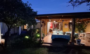 Inigualable casa con excelente patio y áreas verdes