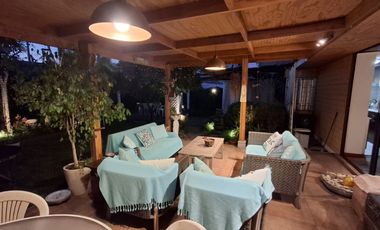 Inigualable casa con excelente patio y áreas verdes