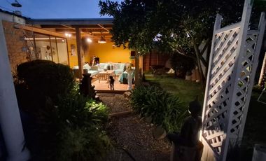 Inigualable casa con excelente patio y áreas verdes