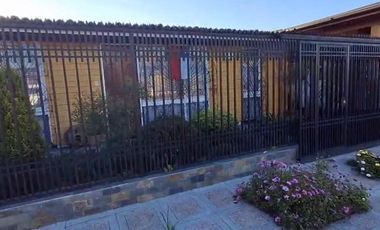 Inigualable casa con excelente patio y áreas verdes