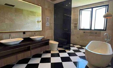 *‼️TURUN HARGA‼️*

*DIJUAL VILLA KETEWEL*

*River Front and Sea View*
(Visibility of Nusa Penida and Nusa Lembongan island from rooftop