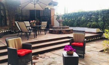 SE RENTA CASA AMUEBLADA DE UN PISO CON ALBERCA CUBIERTA EN EL CLUB DE GOLF TEQUISQUIAPAN MUY CERCA DEL CENTRO