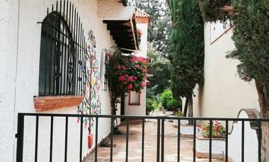 SE RENTA CASA AMUEBLADA DE UN PISO CON ALBERCA CUBIERTA EN EL CLUB DE GOLF TEQUISQUIAPAN MUY CERCA DEL CENTRO