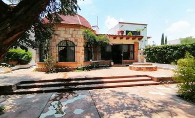 SE RENTA CASA AMUEBLADA DE UN PISO CON ALBERCA CUBIERTA EN EL CLUB DE GOLF TEQUISQUIAPAN MUY CERCA DEL CENTRO