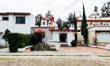 SE RENTA CASA AMUEBLADA DE UN PISO CON ALBERCA CUBIERTA EN EL CLUB DE GOLF TEQUISQUIAPAN MUY CERCA DEL CENTRO