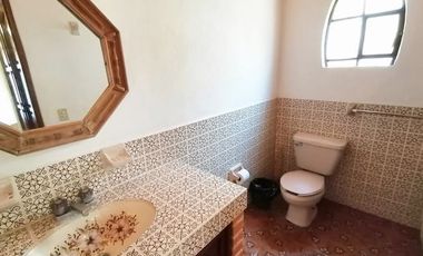 SE RENTA CASA AMUEBLADA DE UN PISO CON ALBERCA CUBIERTA EN EL CLUB DE GOLF TEQUISQUIAPAN MUY CERCA DEL CENTRO