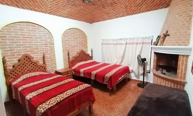 SE RENTA CASA AMUEBLADA DE UN PISO CON ALBERCA CUBIERTA EN EL CLUB DE GOLF TEQUISQUIAPAN MUY CERCA DEL CENTRO