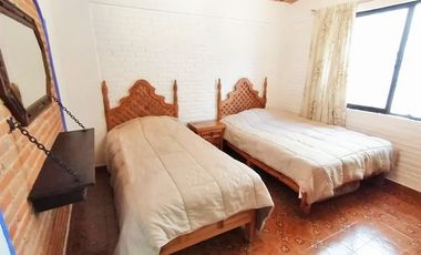 SE RENTA CASA AMUEBLADA DE UN PISO CON ALBERCA CUBIERTA EN EL CLUB DE GOLF TEQUISQUIAPAN MUY CERCA DEL CENTRO