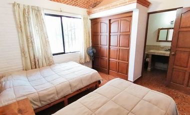 SE RENTA CASA AMUEBLADA DE UN PISO CON ALBERCA CUBIERTA EN EL CLUB DE GOLF TEQUISQUIAPAN MUY CERCA DEL CENTRO