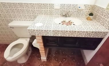 SE RENTA CASA AMUEBLADA DE UN PISO CON ALBERCA CUBIERTA EN EL CLUB DE GOLF TEQUISQUIAPAN MUY CERCA DEL CENTRO