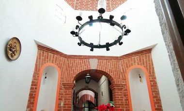 SE RENTA CASA AMUEBLADA DE UN PISO CON ALBERCA CUBIERTA EN EL CLUB DE GOLF TEQUISQUIAPAN MUY CERCA DEL CENTRO