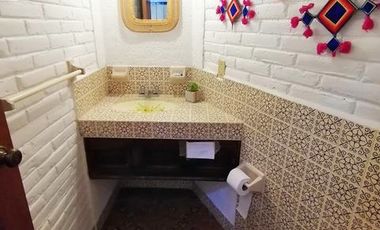 SE RENTA CASA AMUEBLADA DE UN PISO CON ALBERCA CUBIERTA EN EL CLUB DE GOLF TEQUISQUIAPAN MUY CERCA DEL CENTRO