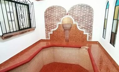 SE RENTA CASA AMUEBLADA DE UN PISO CON ALBERCA CUBIERTA EN EL CLUB DE GOLF TEQUISQUIAPAN MUY CERCA DEL CENTRO