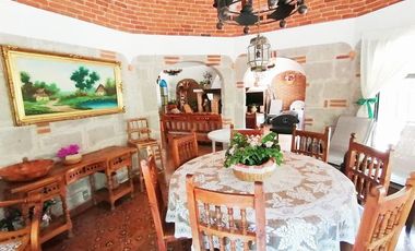 SE RENTA CASA AMUEBLADA DE UN PISO CON ALBERCA CUBIERTA EN EL CLUB DE GOLF TEQUISQUIAPAN MUY CERCA DEL CENTRO