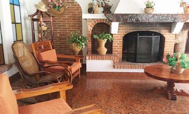 SE RENTA CASA AMUEBLADA DE UN PISO CON ALBERCA CUBIERTA EN EL CLUB DE GOLF TEQUISQUIAPAN MUY CERCA DEL CENTRO