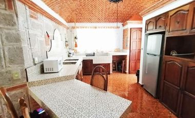 SE RENTA CASA AMUEBLADA DE UN PISO CON ALBERCA CUBIERTA EN EL CLUB DE GOLF TEQUISQUIAPAN MUY CERCA DEL CENTRO